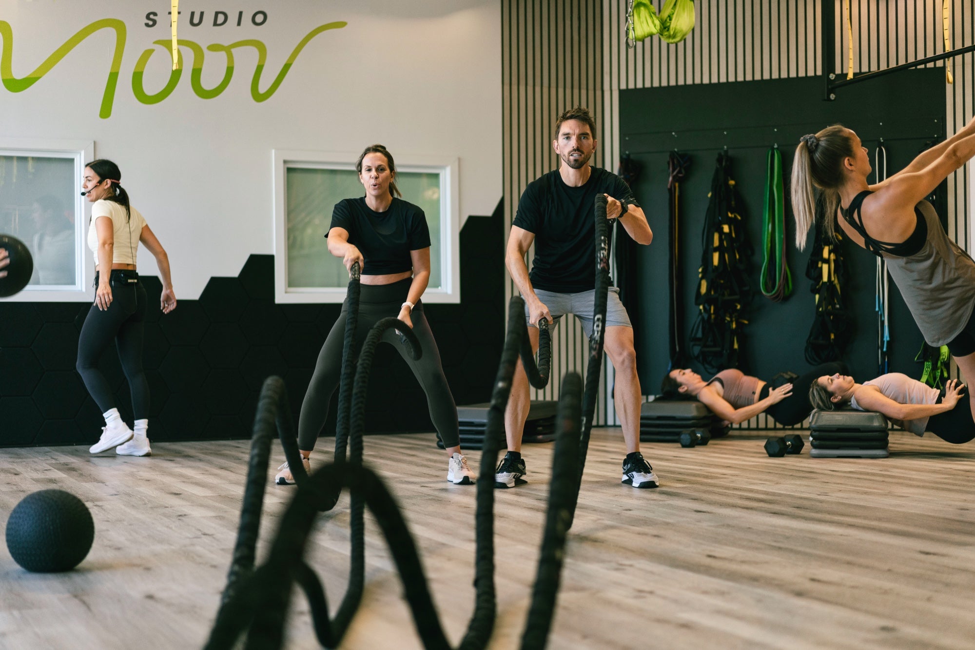 Cours en groupe pour adultes au Studio Moov Boisbriand : battle ropes, cardio, musculation et entraînement fonctionnel sur la Rive-Nord