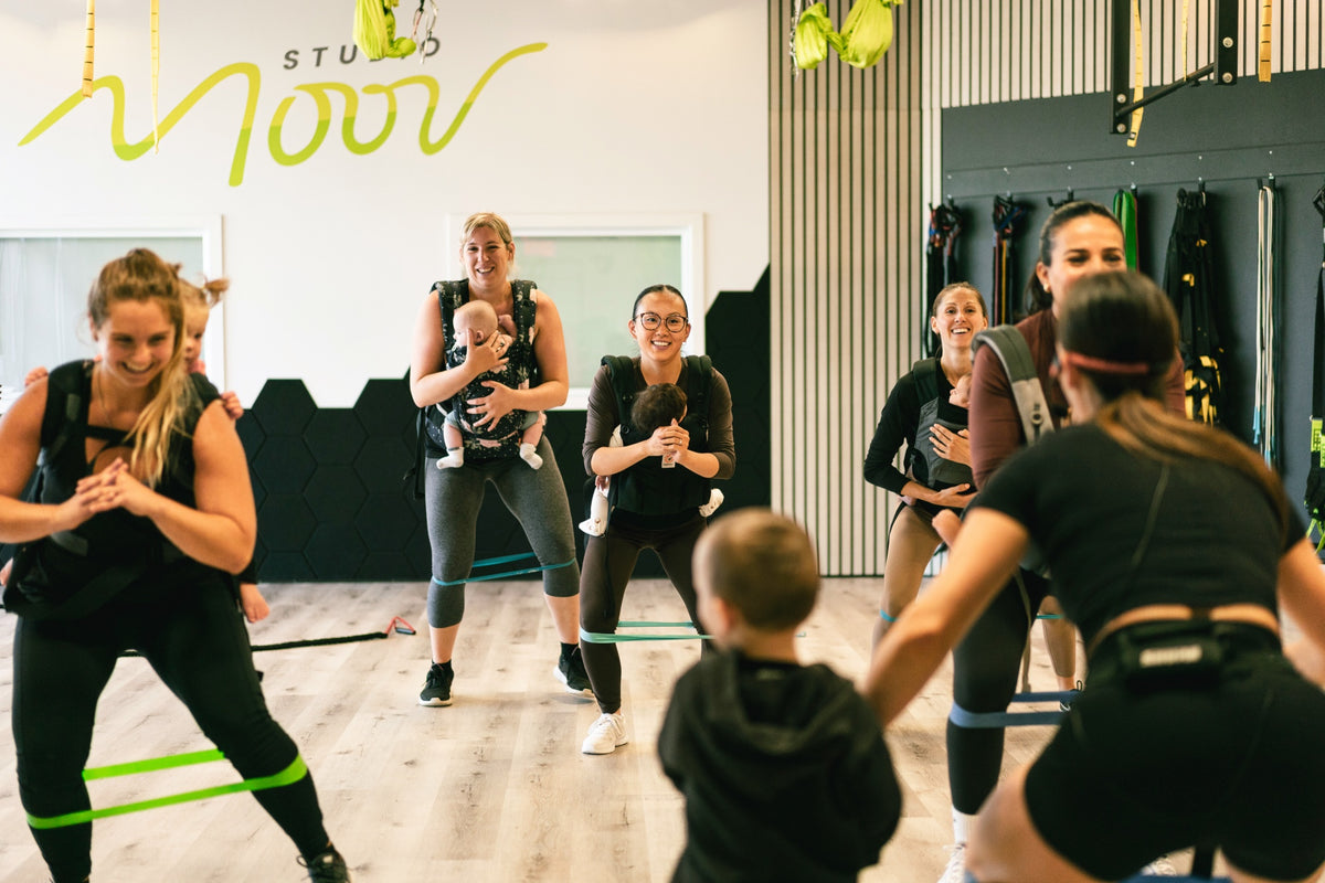 Cours postnatal en groupe au Studio Moov à Boisbriand avec mamans et bébé en portage