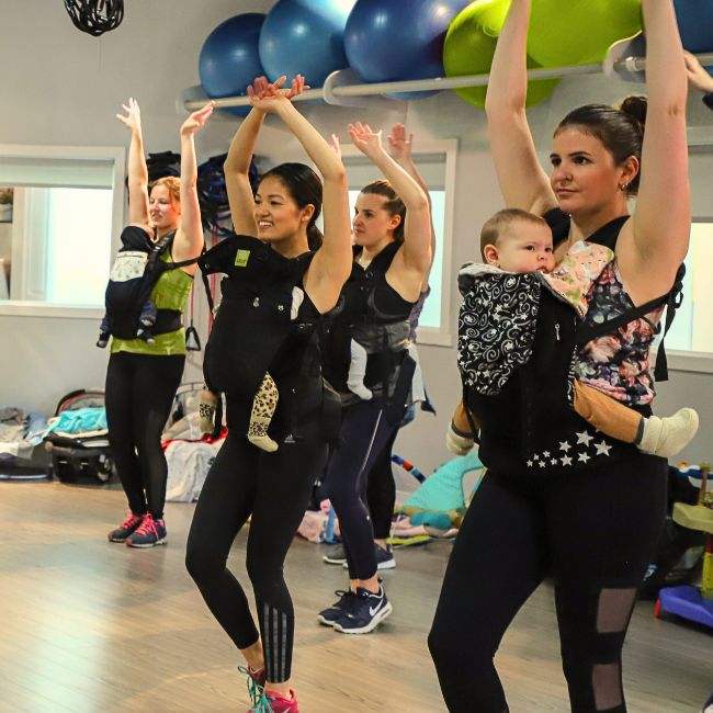 Cours de Zumba maman-bébé postnatal en groupe au Studio Moov Boisbriand Rive-Nord
